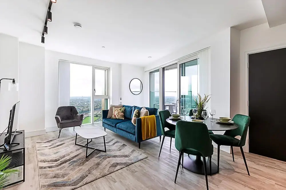 Modern Sky-High Flat In North Acton