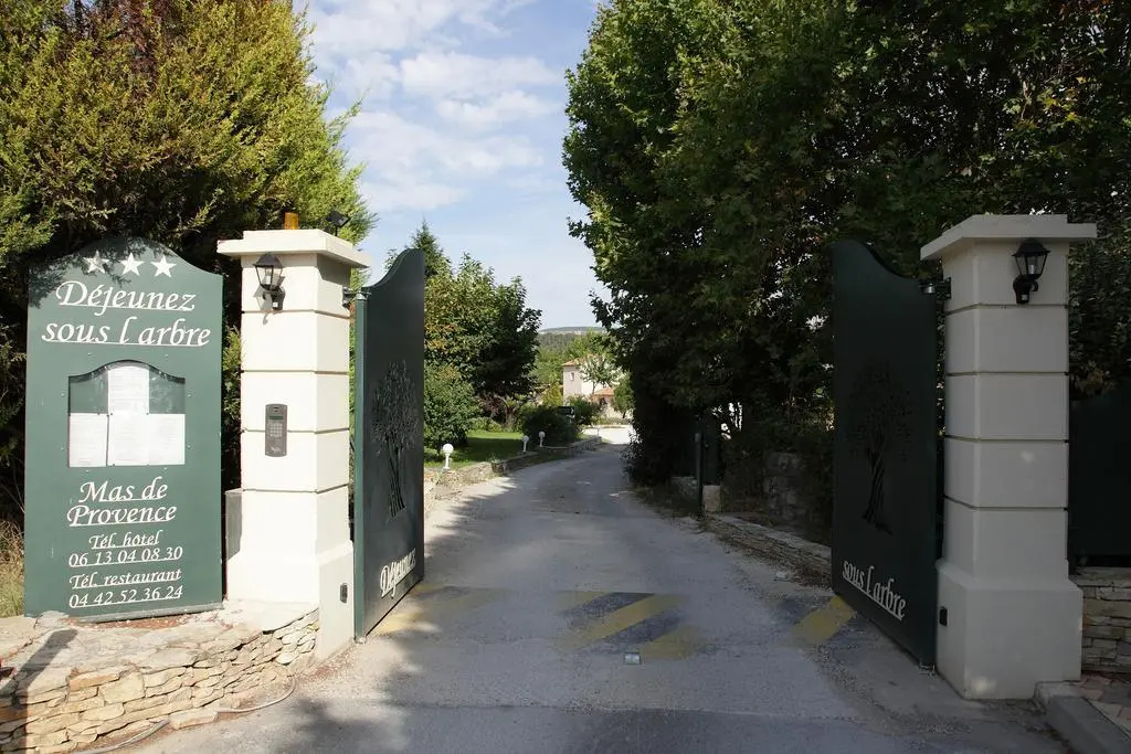 Logis Hôtel & Spa Déjeunez Sous LArbre