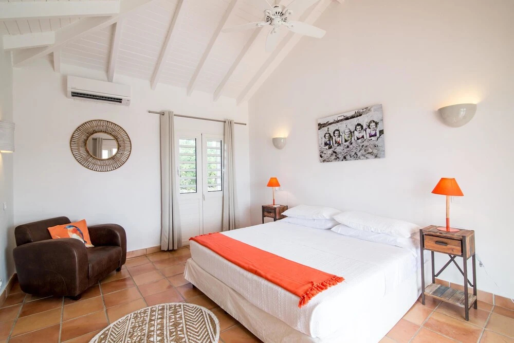 Walk to the Beach, Pool, AC, Free Wifi, Concierge Service, Near Shops, Restaurants