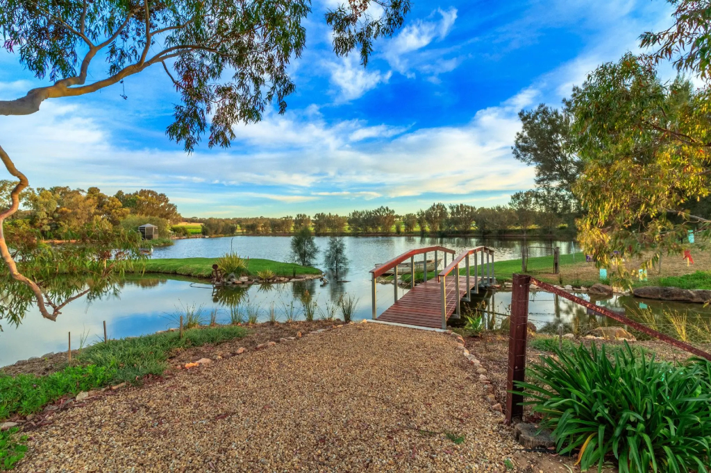 Stonewell Cottages and Vineyards