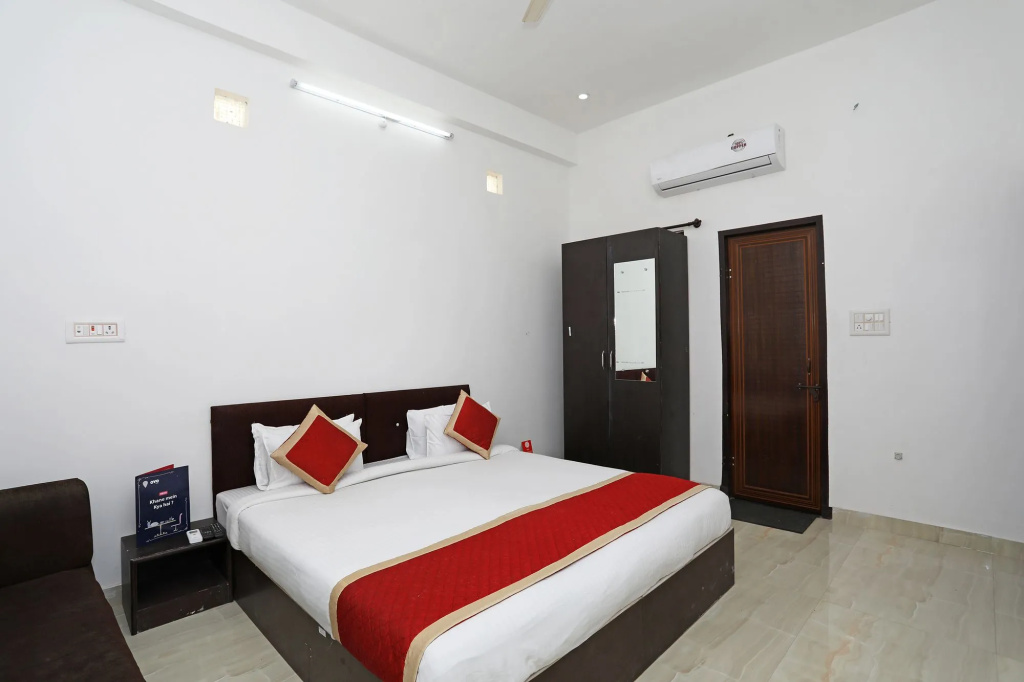 OYO 10682 Hotel Blue Lotus