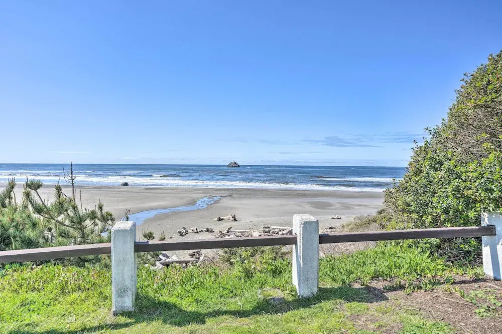 Bungalow w/ Wraparound Deck - 8 Mi to Brookings