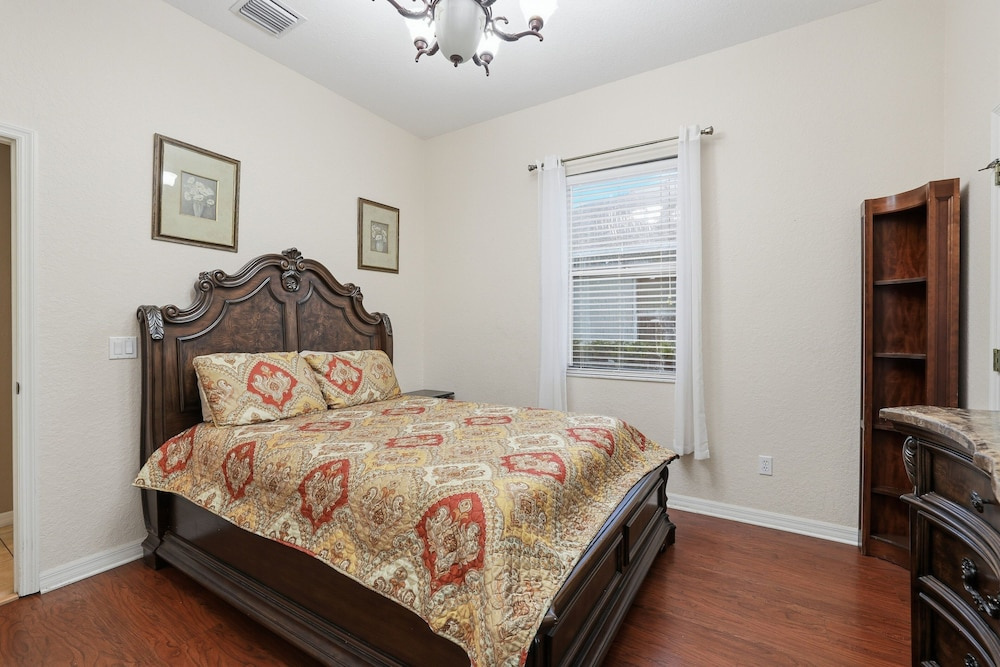 Charming 3br Oasis Comfort, Pool & Sunshine 3 Bedroom Home