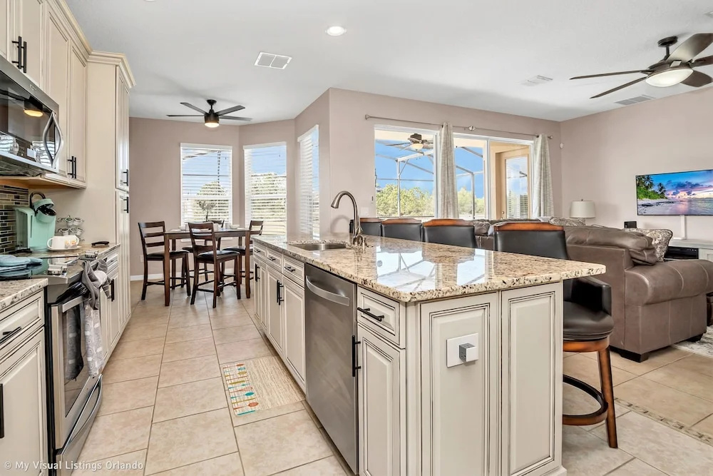 Spacious Pool Area With Lake View - 5bd/4.5ba Pool Home #5av139