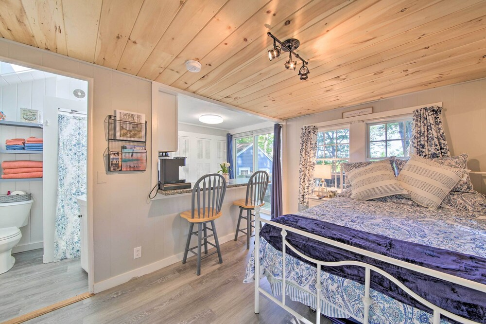 Lush Edgecomb Studio Cottage w/ Fire Table!