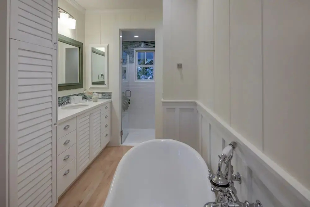 Gorgeous Renovated 1937 Plantation Style Beach House 50 Steps to the Center of the Beach home