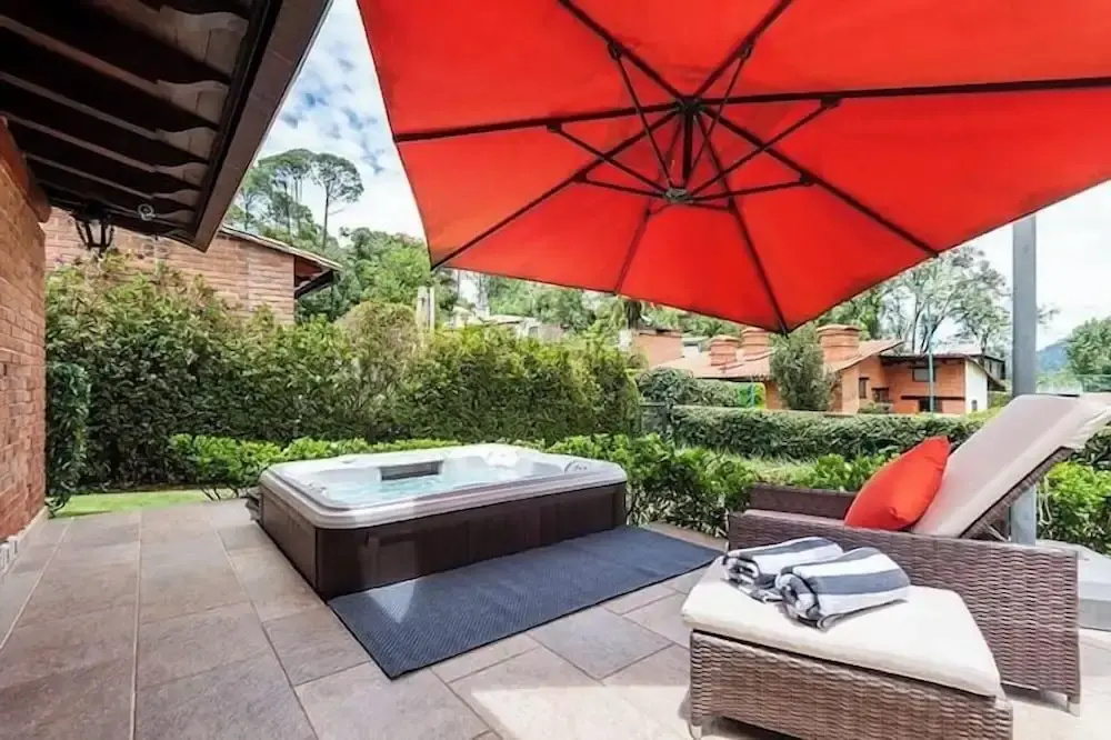 Incredible Property with Huge Garden and Pool!