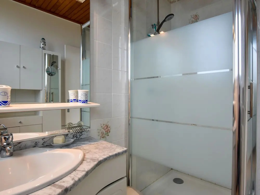 Classic Holiday Home in Saint Nic-Pentrez with Fenced Garden
