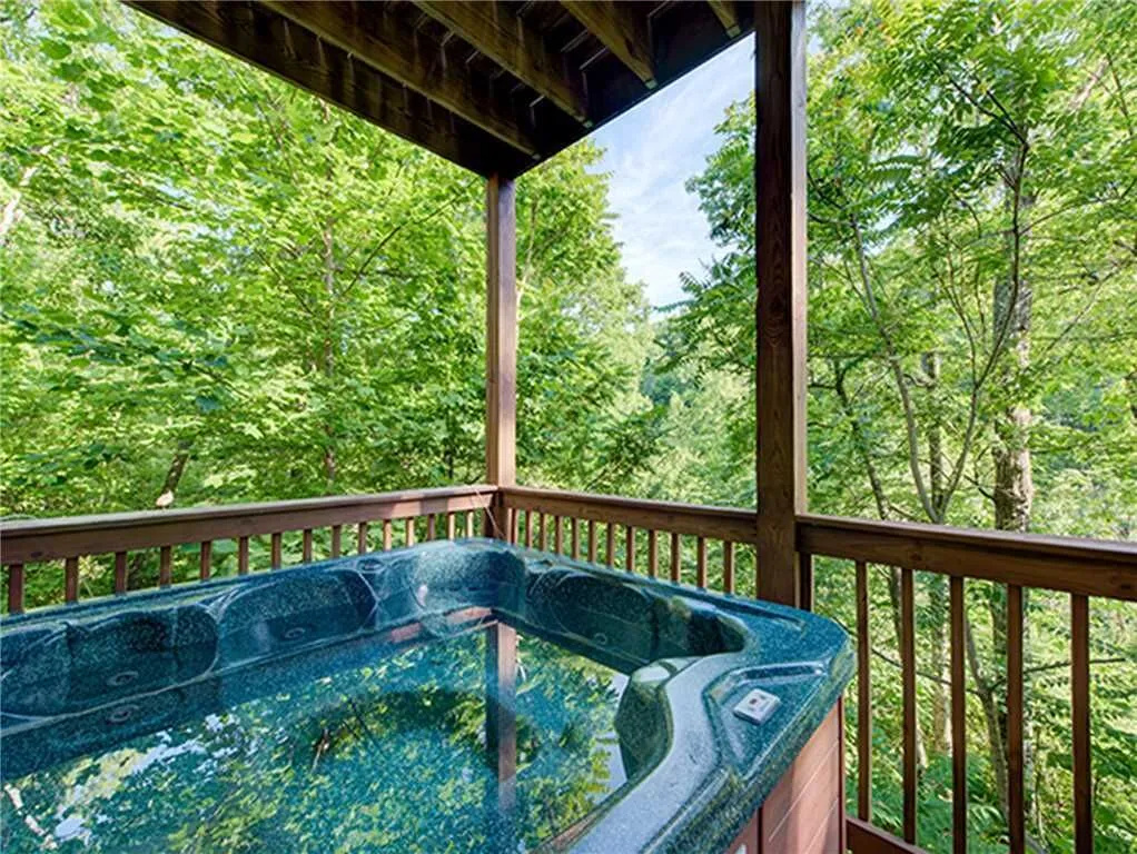 Bear Pause 4 Bedroom Home with Hot Tub