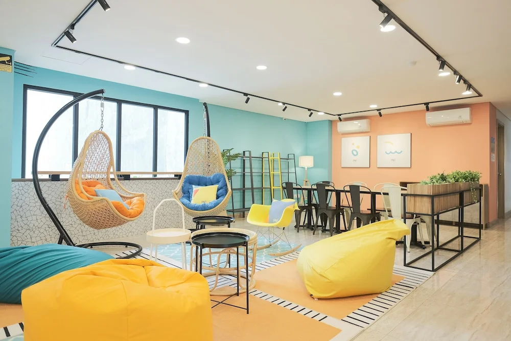 RedDoorz Premium near CBD Puri Indah