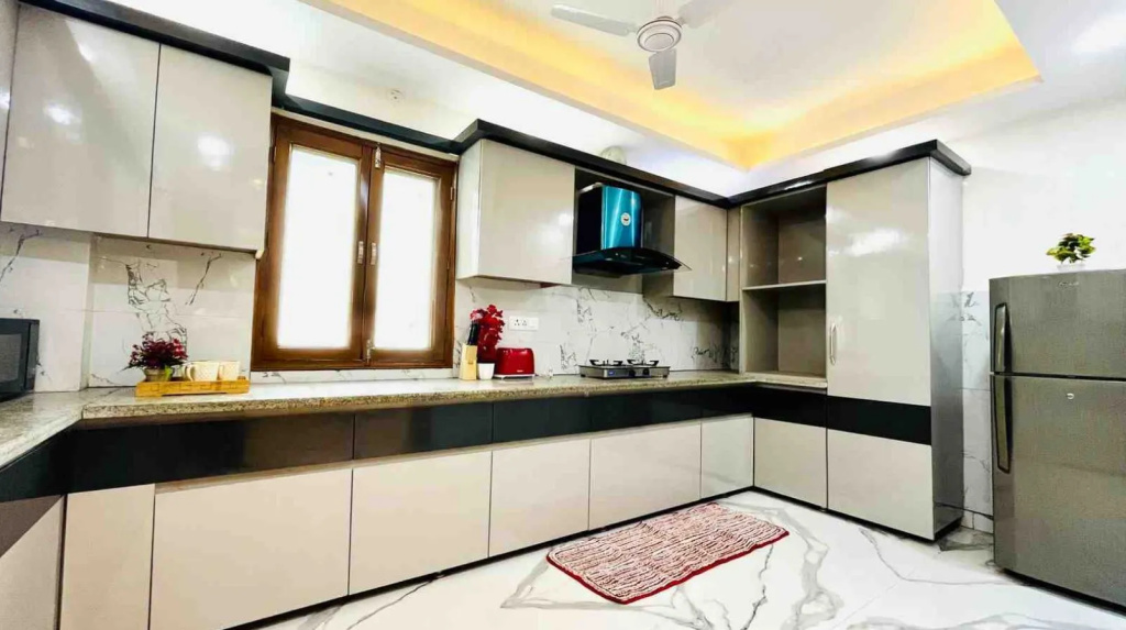 Bluo 2Bhk Patparganj- Balcony, Parking , Lift