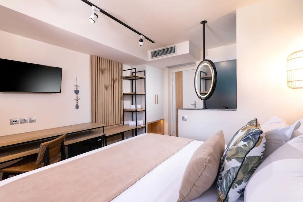 SKS Luxury Suites & Rooms