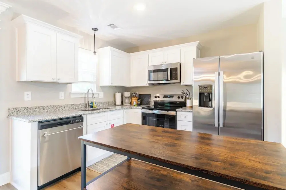 Brand New, Fully Furnished, 3 Bedroom Cottage!