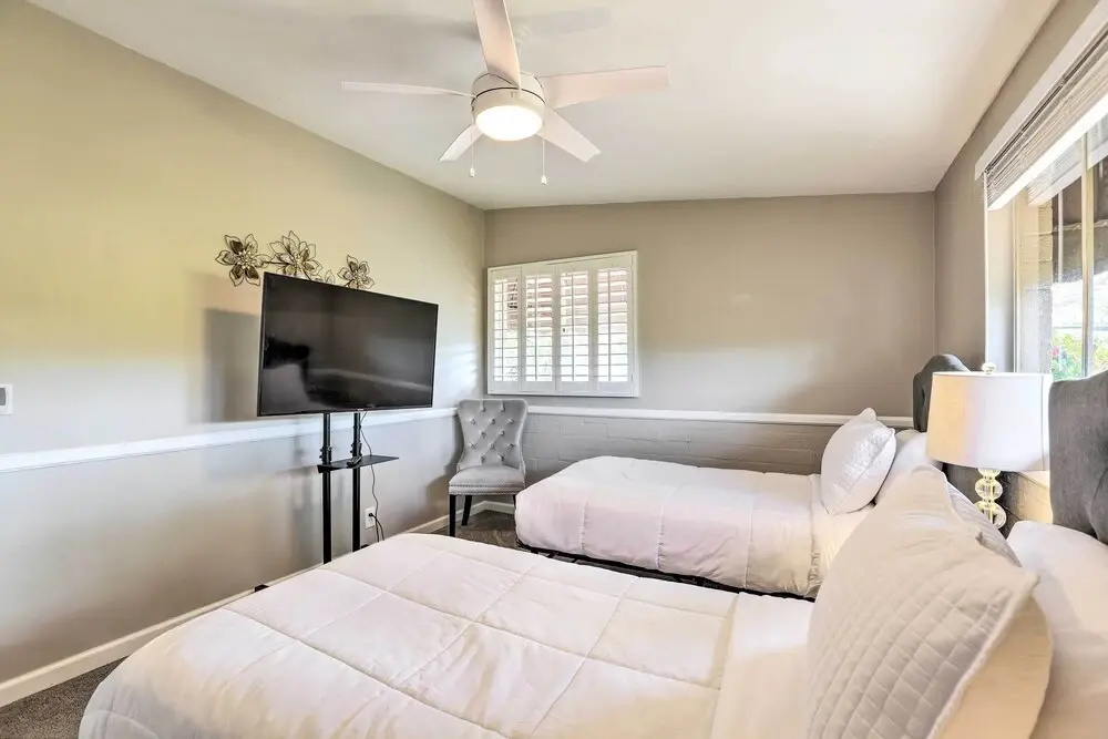 7 Mi to Downtown Phoenix Home with Pool and Foosball!