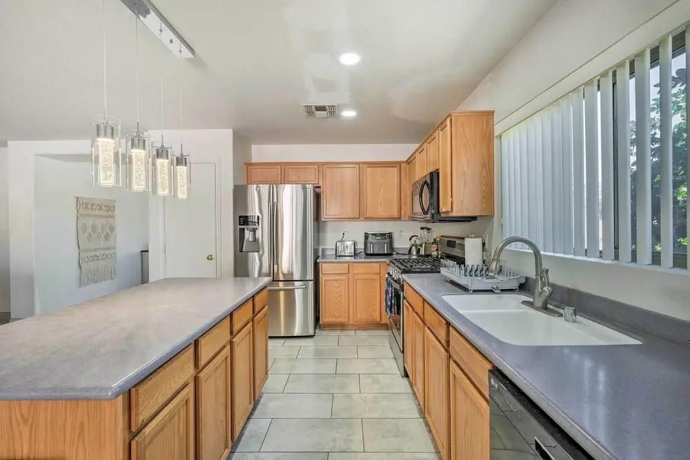 2 Mi to State Farm Stadium! Family-friendly Home