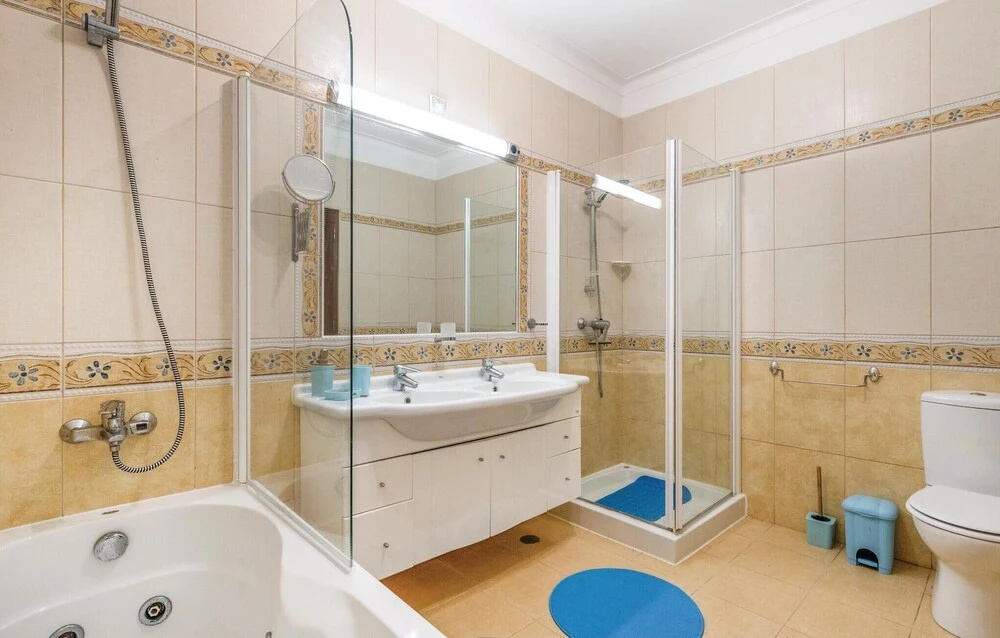 Beautiful Home in Lagoa With Wifi and 2 Bedrooms