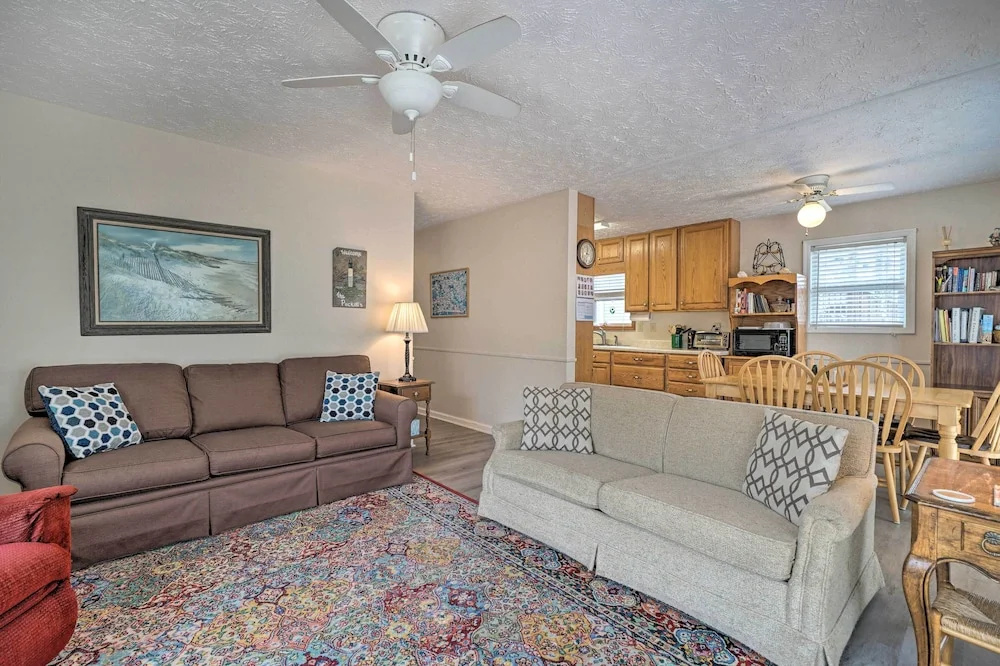 Cozy Oak Island House u003c 1 Mi to Beaches