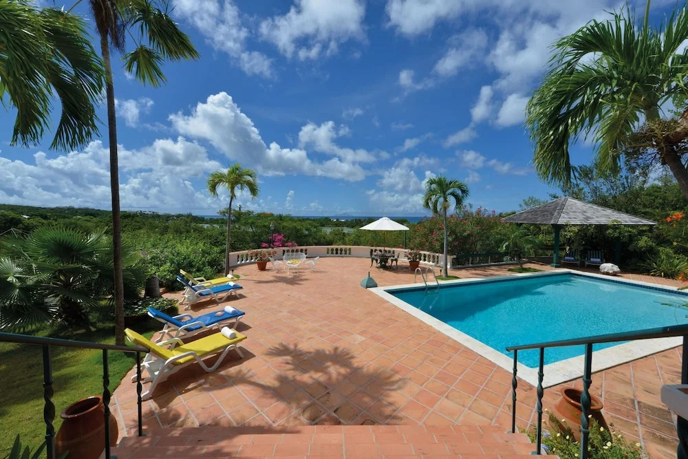 Ideal for Families, Gated Community Near Beaches, AC, Free Wifi, Concierge, Pool!