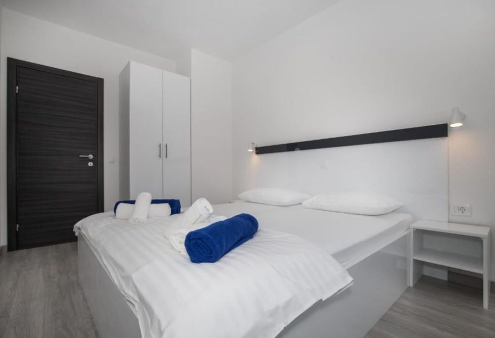 Apartments Jakov