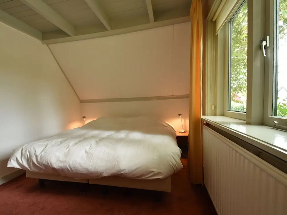 Family Home With Lush Garden and Games Room in the Heart of Artists' Town Bergen