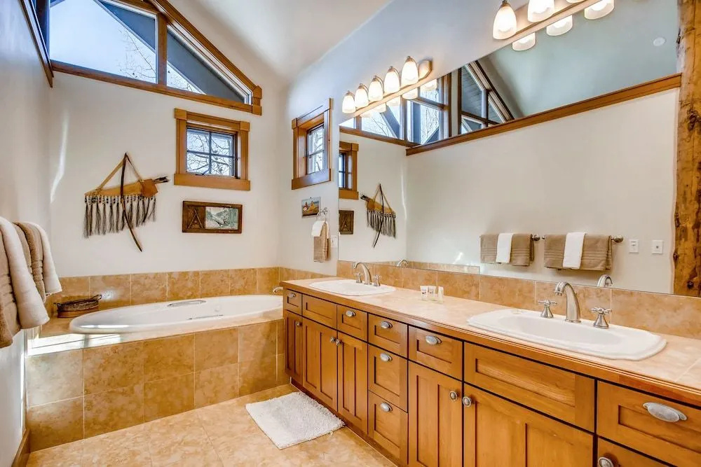 Luxe 4BR w/ Hot Tub on Golf Course