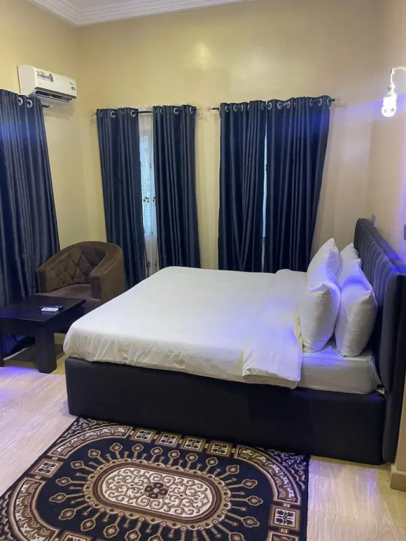 De Ross Hotel & Suites