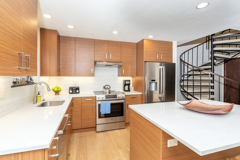 Hidden Gem, 4 Min To Lift 7 Garage, Hot Tub, Lux Kitchen, Big + Bright 4 Bedroom Condo by RedAwning