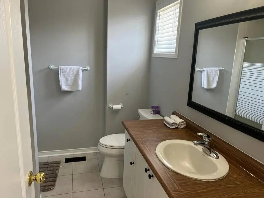 cheerfully 3 bedroom home with free parking & wifi