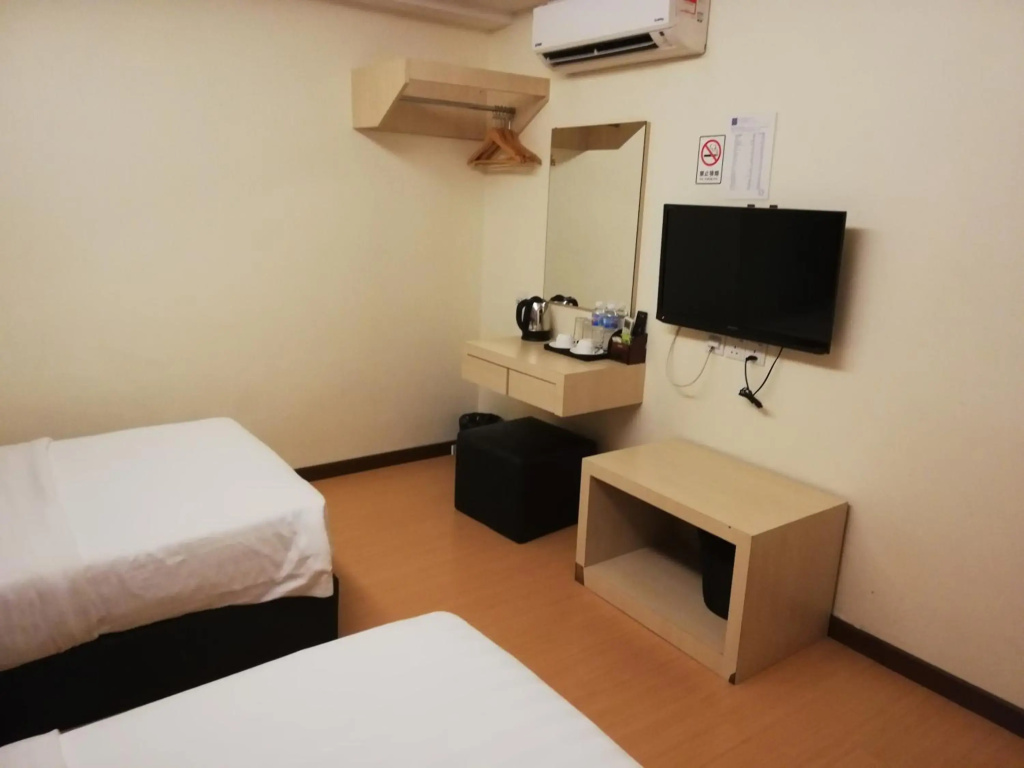 Ease Hotel