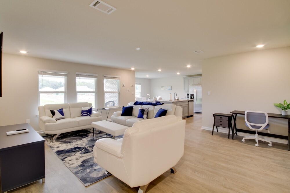 3 Mi to Steve's Marina: Long Beach Home w/ Patio