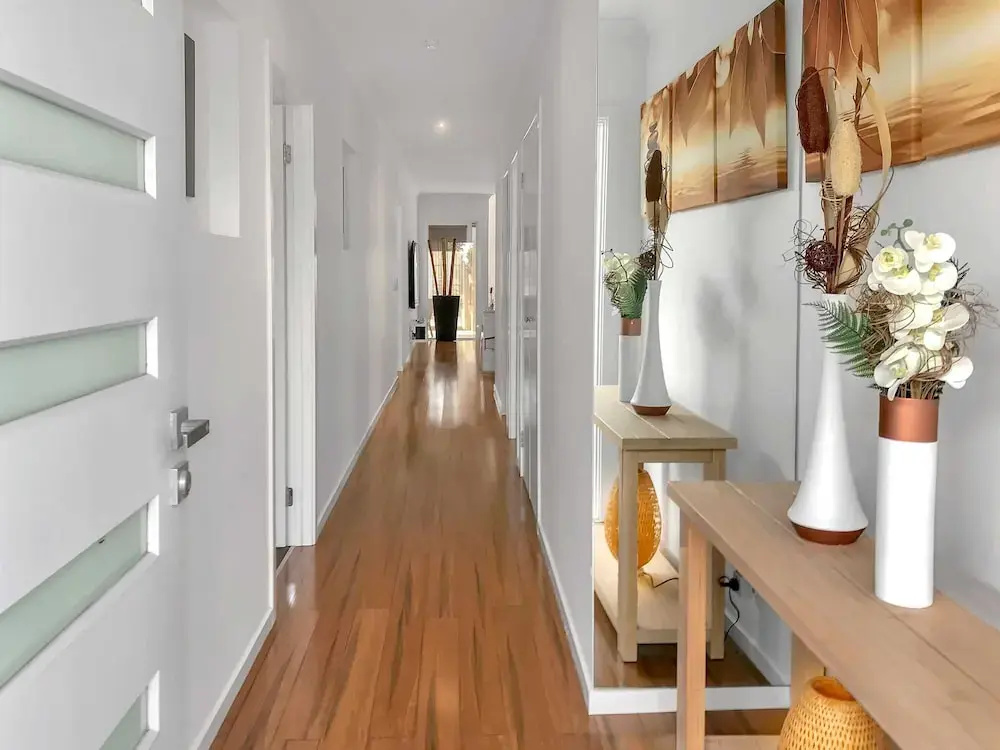 Sleek Stylish Modern Close to Airport