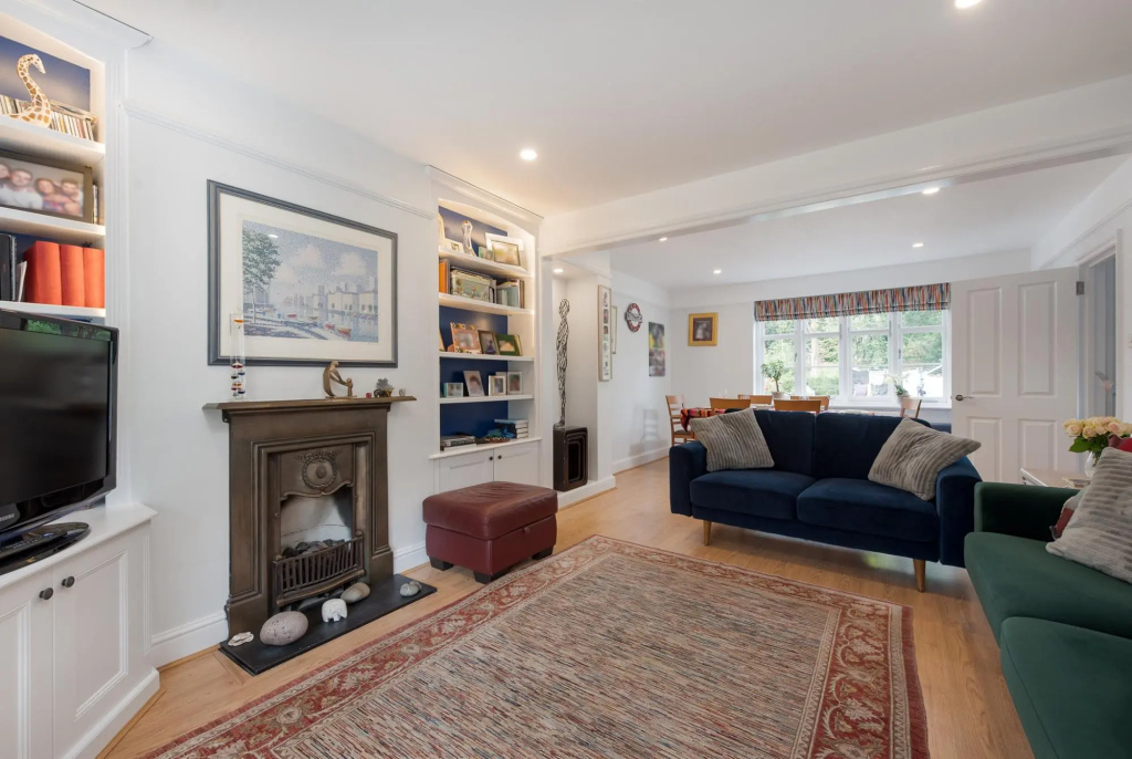 Cottage With a Garden in Golders Green by Underthedoormat