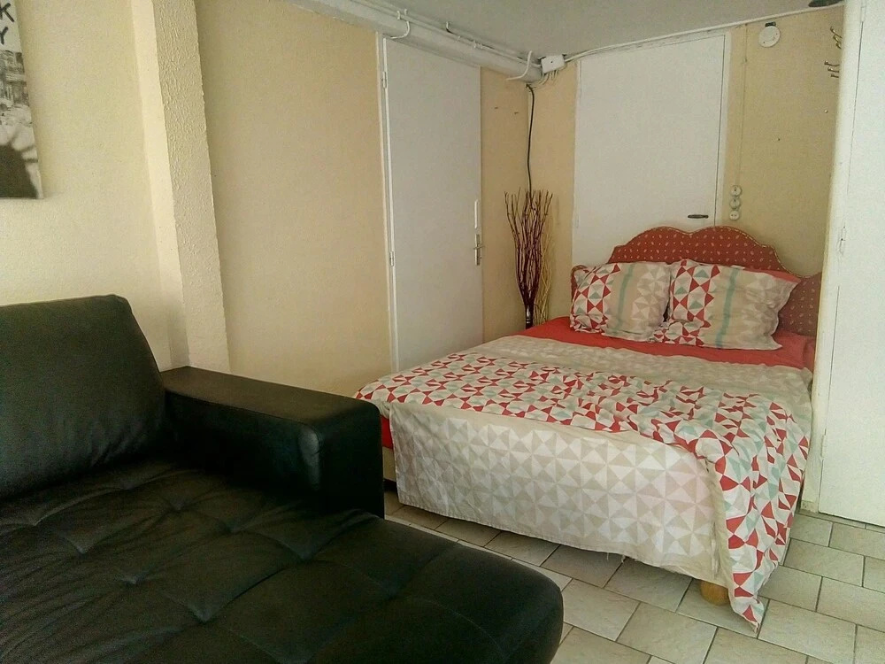 Studio in Bergerac, With Pool Access, Enclosed Garden and Wifi - 800 m
