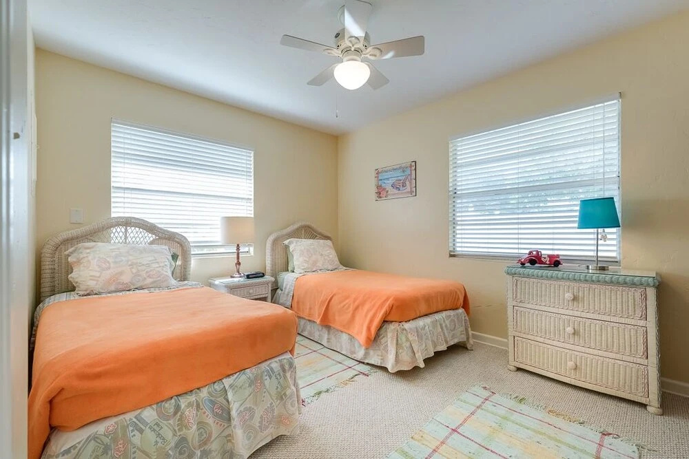 Poco Place, 2 Bedrooms, Wifi, 2 Blocks to Beach, Sleeps 6