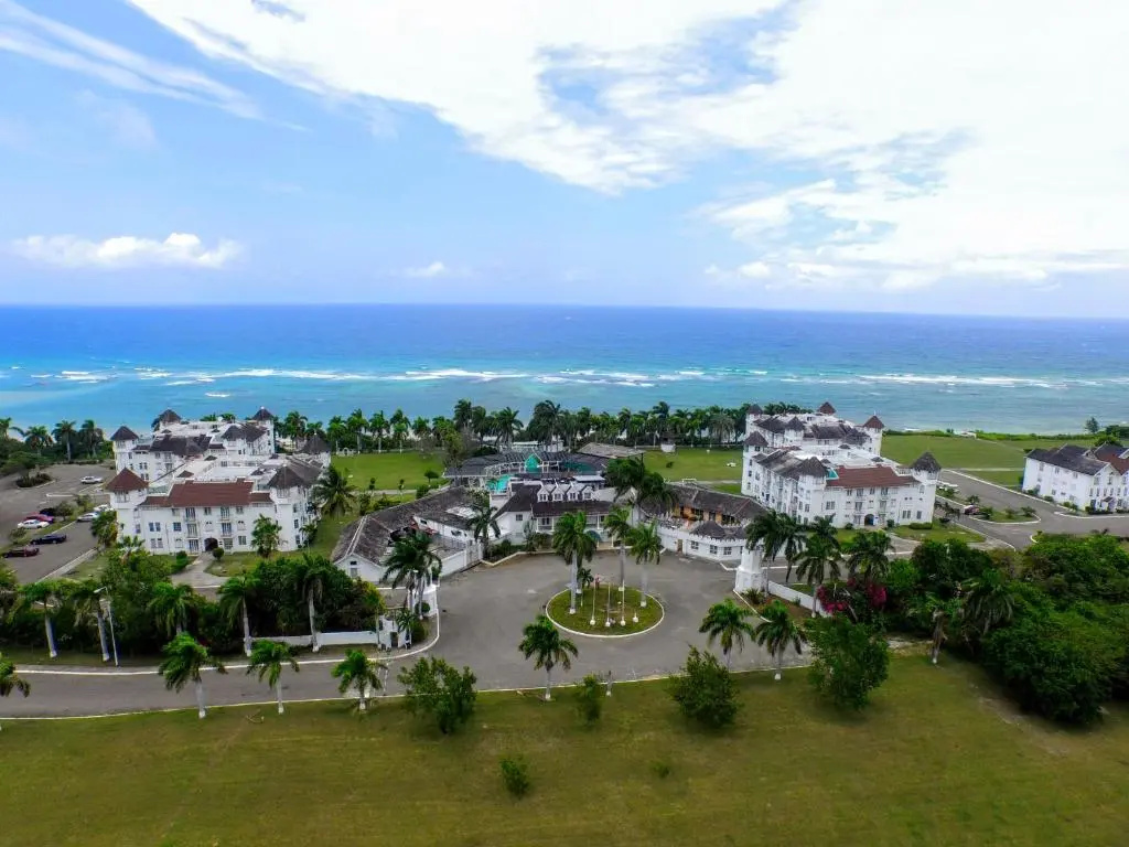 Seacastles by the beach/pool