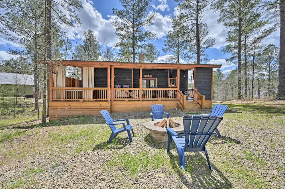 'honey's Nook' Broken Bow Home w/ Hot Tub + Decks!