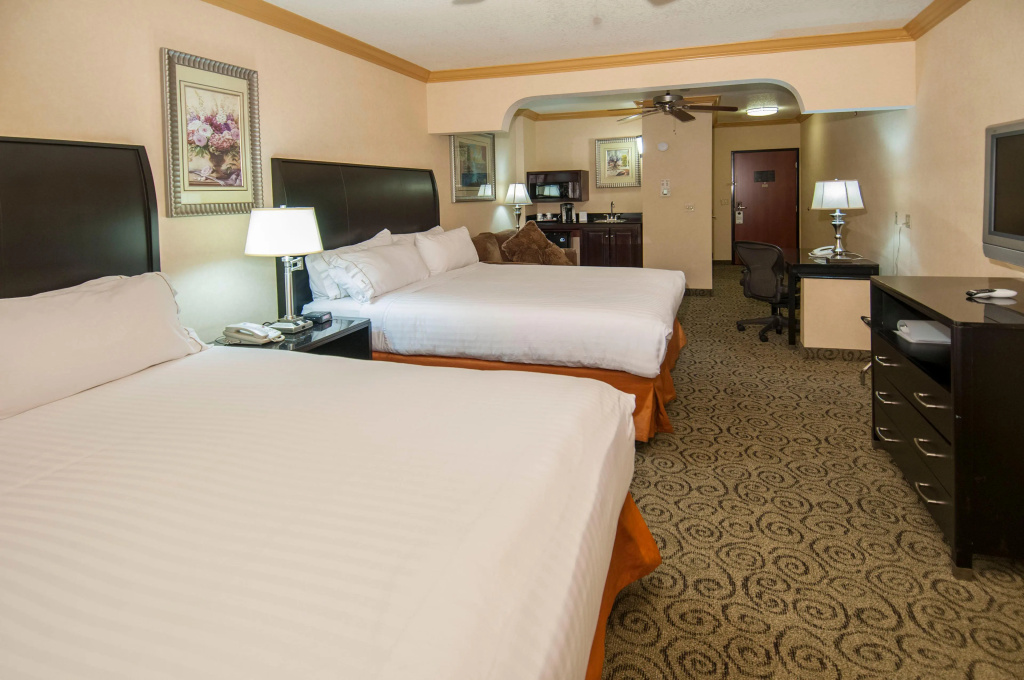 Holiday Inn Express and Suites Bakersfield Central by IHG