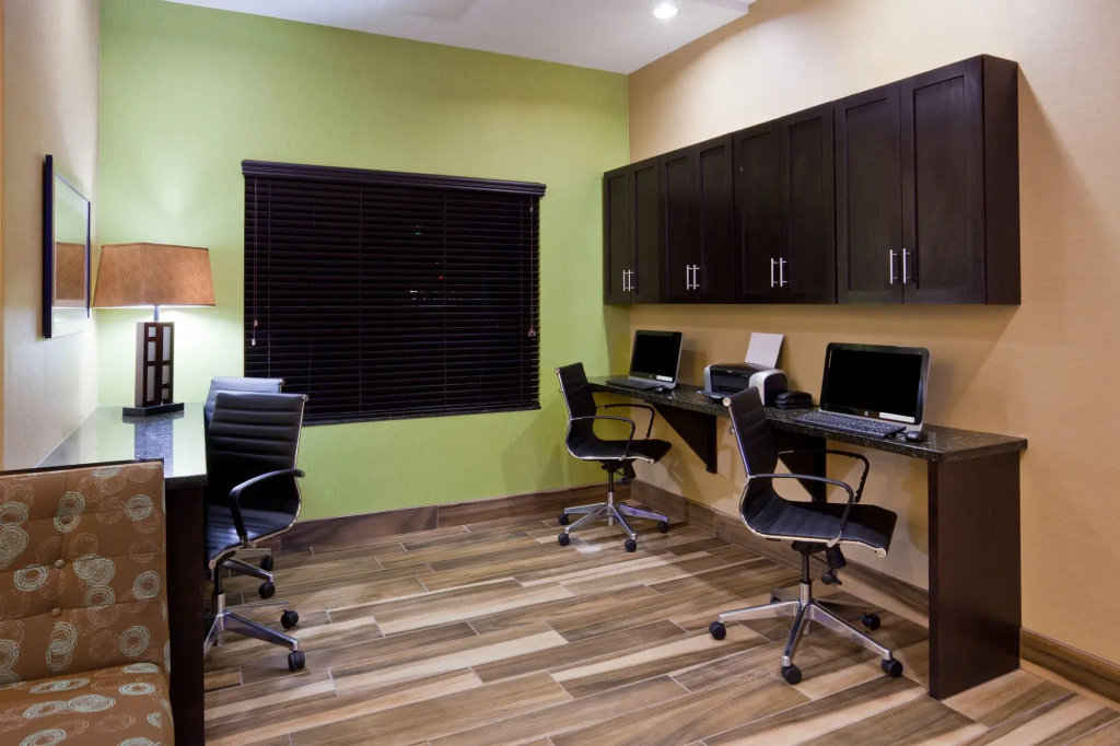 Holiday Inn Express & Suites Davenport by IHG