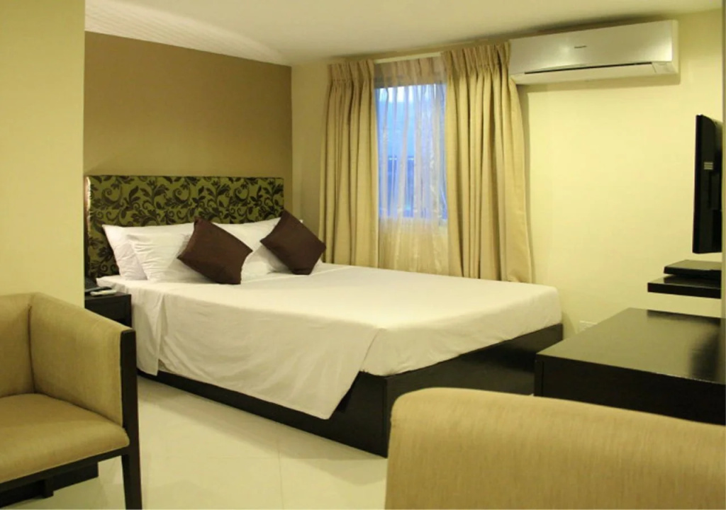 Green Glass Hotel