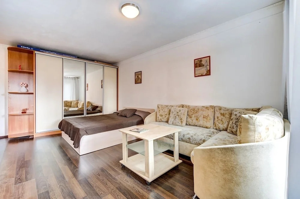 Na Lomanoj 6 Apartments