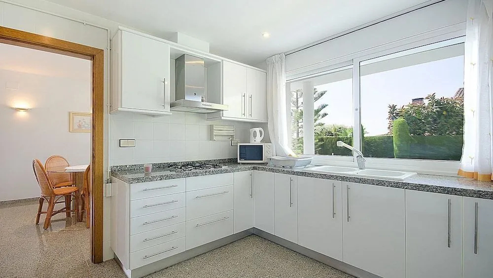 R11 Casa Blanca con gran jardin y piscina