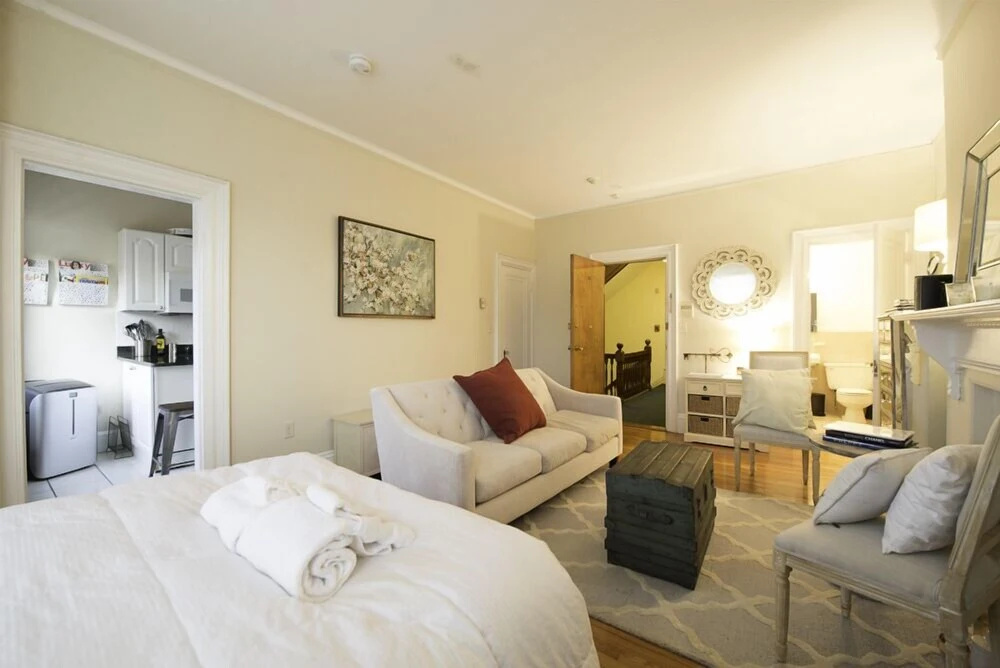 Pleasant Back Bay Suites by Sonder