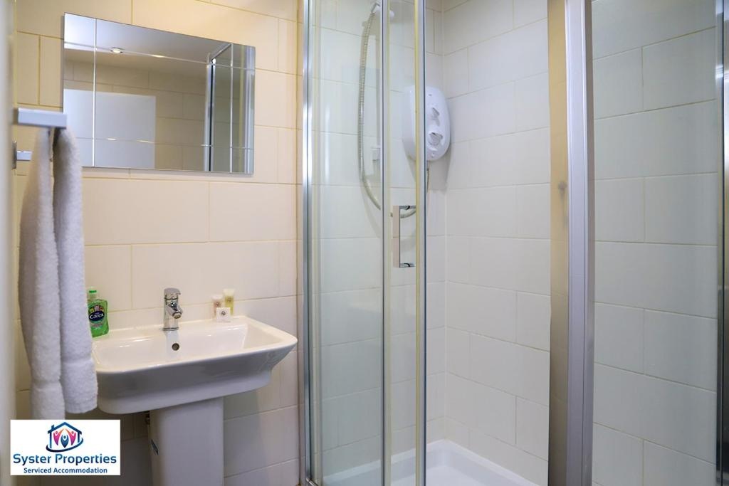 Syster Properties Serviced Accommodation Leicester 5 Bedroom House Glen View