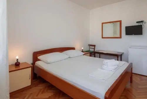 Apartments and Rooms Denis