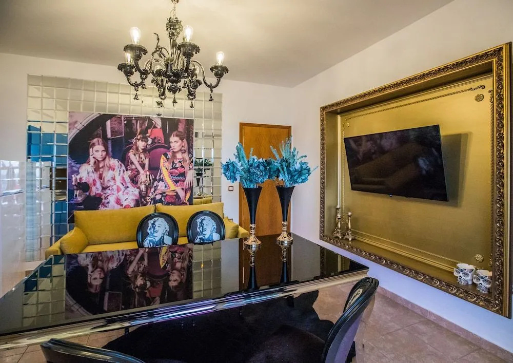 LUXURY SUITES