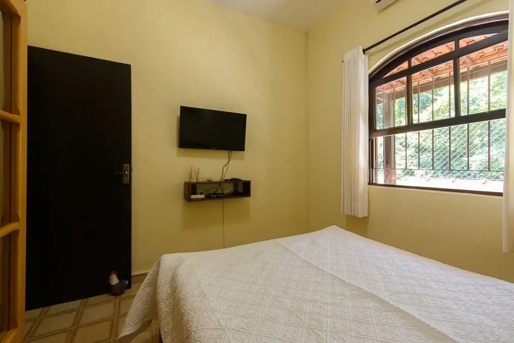 Casa com piscina aquecida a 100m da praia Maresias