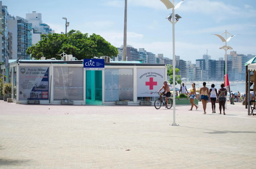 CONFORTO IMBATIVEL - 25 metros do MAR - 2 Quartos com AR CONDICIONADOS SPLIT, Air Fryer, WI-FI, Disney Plus, Star Plus, HBO Max, Cadeiras de Praia e Caixa Térmica - 8 pessoas com Muito Conforto - Melhor Localização