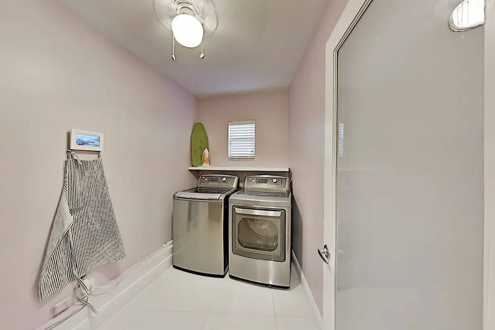Steps To Beach! Heated Pool, Spa & Chefs Kitchen 3 Bedroom Home