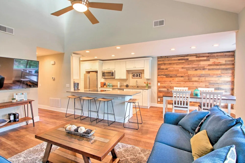 Villa w/ Golf Course Views, Walk to Harbour Town