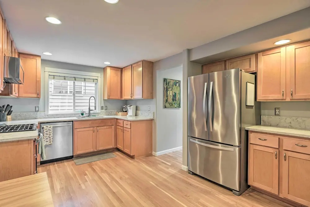 Pet-friendly Seattle Townhome < 1 Mile to Lake!